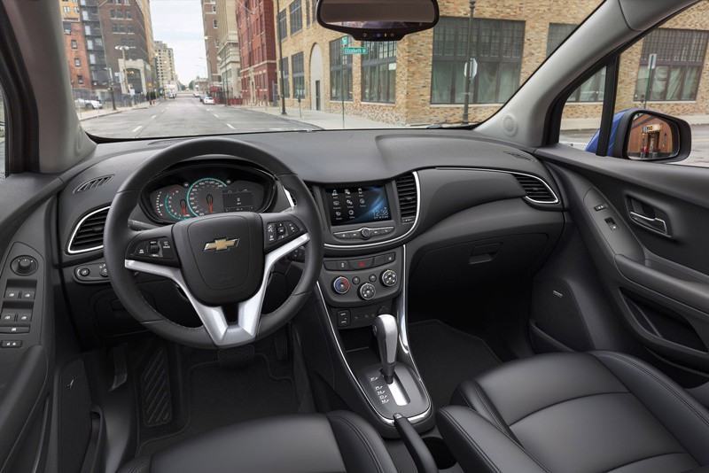 Nội thất Chevrolet Trax 2018 với ghế ngồi sử dụng chất liệu da pha nỉ, vô-lăng 3 chấu bọc da, hệ thống thông tin giải trí MyLink thế hệ mới cho phép kết nối smartphone.