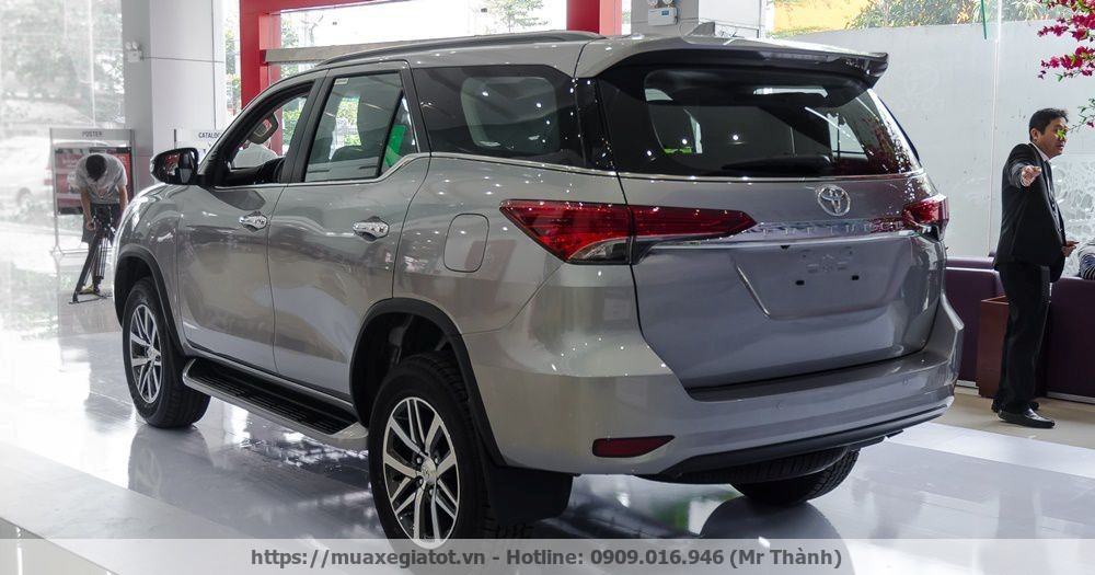 toyota fortuner 2017 duoi xe