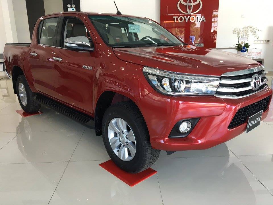Ngoại thất Toyota Hilux 2016