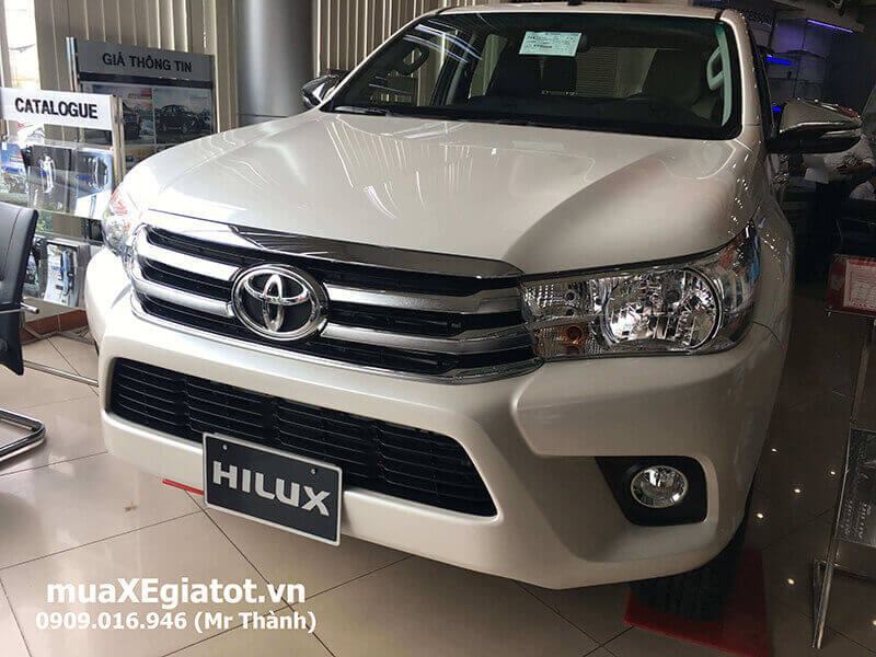 Toyota Hilux 2.8G 4x4 MT 2017 máy dầu số sàn hai cầu nhập khẩu Thái lan