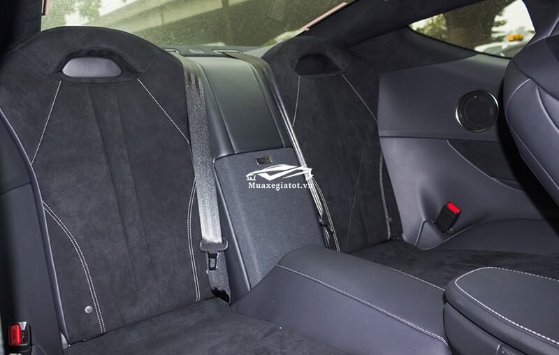 Lexus LC 500 thiết kế dạng 2+2, tuy nhiên hàng ghế thứ 2 rất hẹp, phù hợp với trẻ em hơn. 