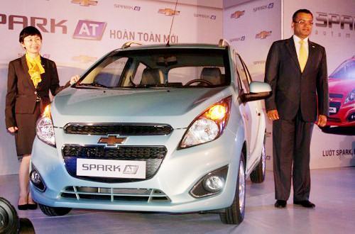 Cựu CEO của GM Việt Nam - Gaurav Gupta - giới thiệu Chevrolet Spark phiên bản AT hồi 2013. Ảnh: Zing.vn