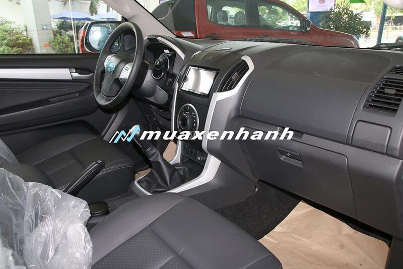 Isuzu MUX được trang bị hộp số sàn 5 cấp trong khi Chevrolet LT trang bị hộp số tay 6 cấp/tự động 6 cấp