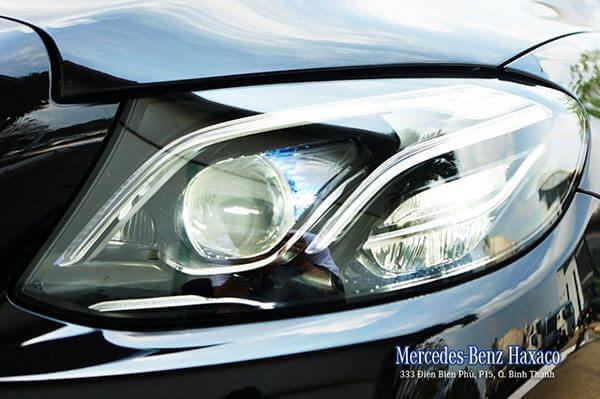 Cụm đèn Multi beam trên xe Mercedes-Benz E250 giúp hệ thống chiếu sáng chính xác và nhanh chóng.
