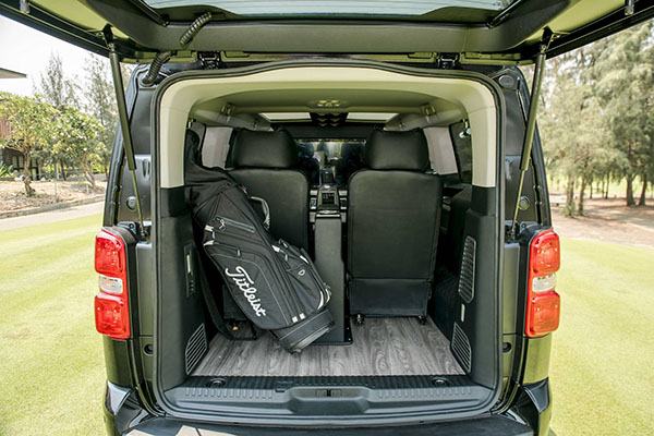 Khoang hành lý xe Peugeot Traveller 2020