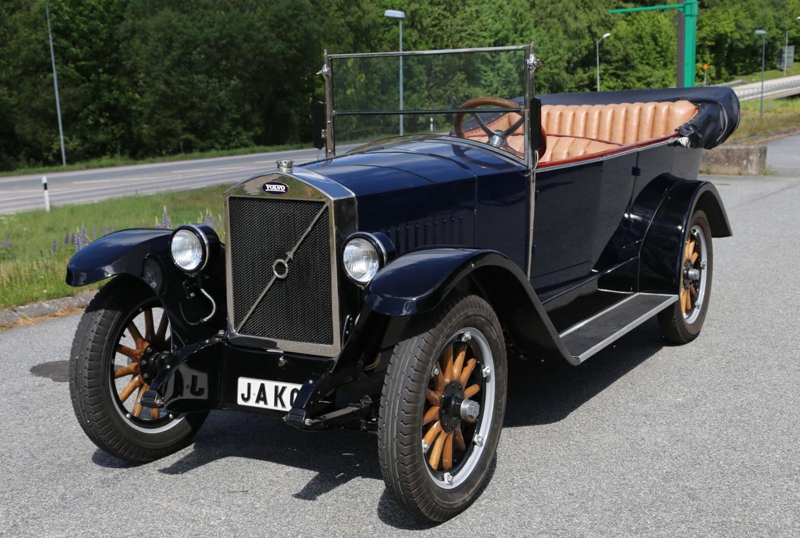 Volvo ÖV 4 - chiếc xe đầu tiên của Volvo - rời nhà máy vào ngày 14 tháng 4 năm 1927. Chiếc xe có biệt danh “Jakob” này sử dụng động cơ 2 lít 4 xi-lanh.