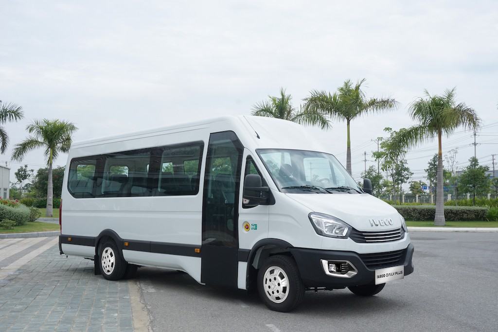 dau-xe-minibus-iveco-daily-2020-2021-muaxegiatot-vn