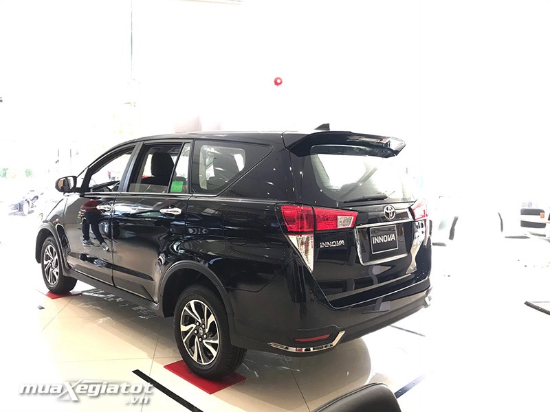 Duoi-xe-Toyota-Innova-Venturer-2021-muaxegiatot-vn.jpg