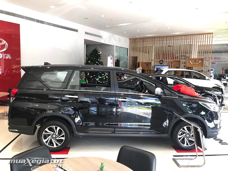 Than-xe-Toyota-Innova-Venturer-2021-muaxegiatot-vn.jpg