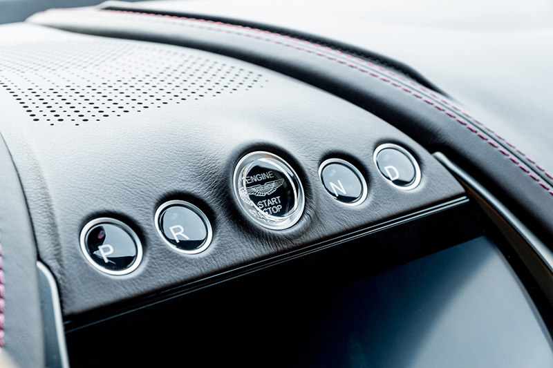 Phiên bản Aston Martin DBX chính hãng đầu tiên tại Việt Nam sở hữu tone màu nội thất nâu chủ đạo.