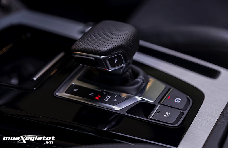 Cần số đặc trưng Audi. Xe trang bi phanh ta điện tử, hỗ trợ giữ phanh tự động Auto Hold.