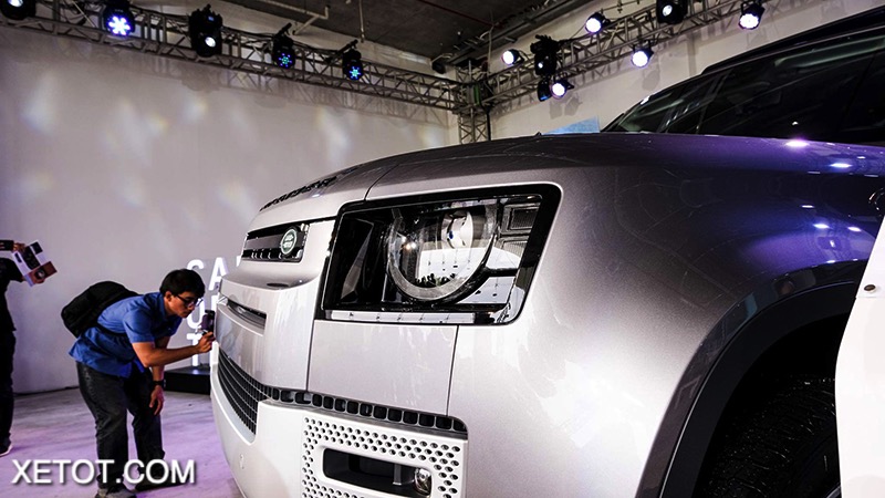 den-xe-Land-Rover-Defender-2020-2021-xetot-com