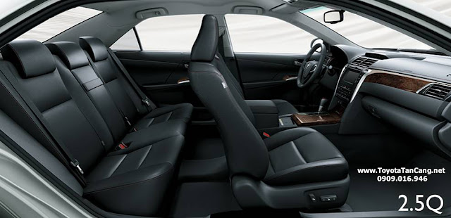 Nội thất Toyota Camry 2015 rất rộng rãi với nhiều trang thiết bị tiện nghi và sang trọng