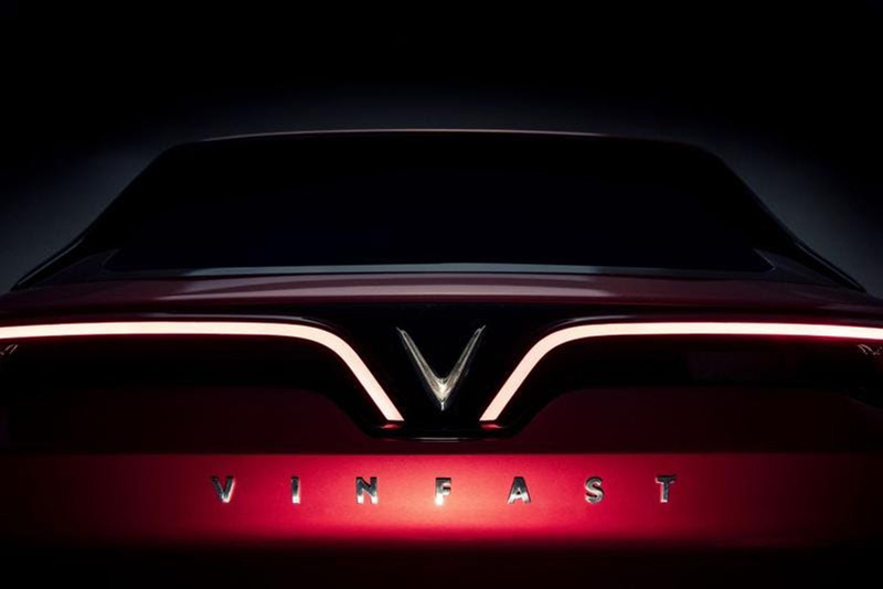 logo hậu xe điện Vinfast VF8