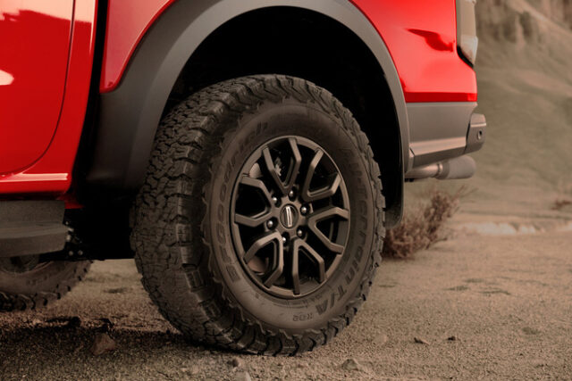Bộ la-zăng của Ford Ranger Raptor 17 inch kèm lốp địa hình.