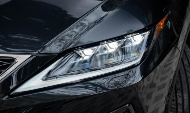 Lexus RX450h F-Sport 2022 có đèn pha LED thích ứng.