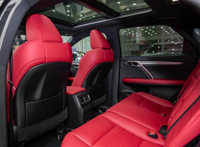 Lexus RX450h F-Sport 2022 có hàng ghế 2 rộng rãi.