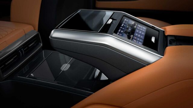 Bảng điều khiển trên Lexus LX600 2022.