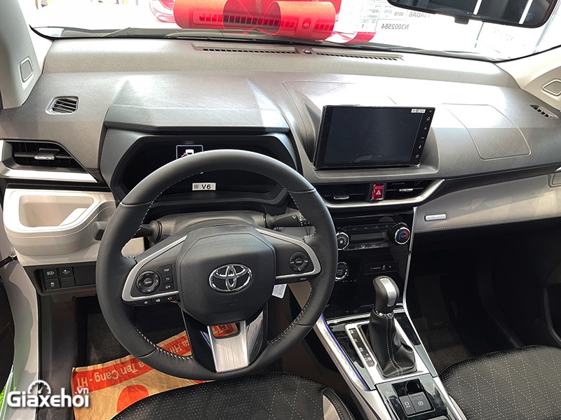 Toyota Veloz Cross CVT Top 2023 dùng màn hình 9 inch đặt nổi.