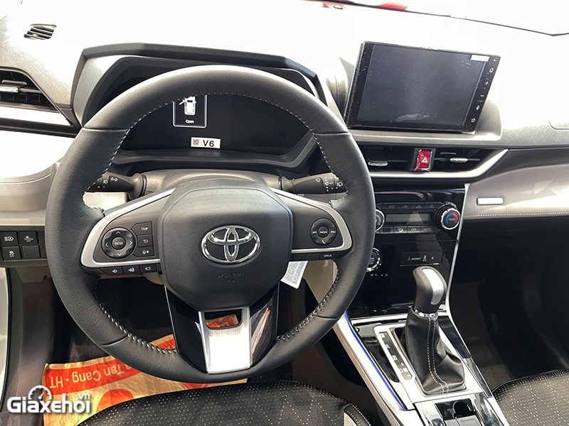 Vô-lăng Toyota Veloz Cross 2022 3 chấu kết hợp màn hình TFT 7 inch.