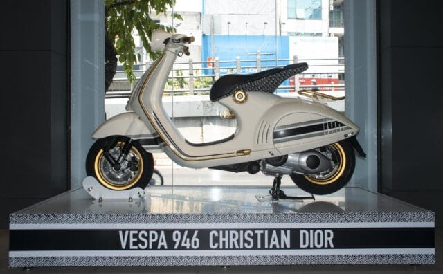 Vespa 946 Christian Dior chốt giá 600700 triệu tại Việt Nam Đi kèm phụ  kiện Dior sang chảnh đắt hơn cả Kia K3 mới ra mắt