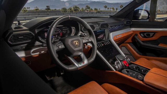 Lamborghini Urus 2023 có vô lăng thể thao.
