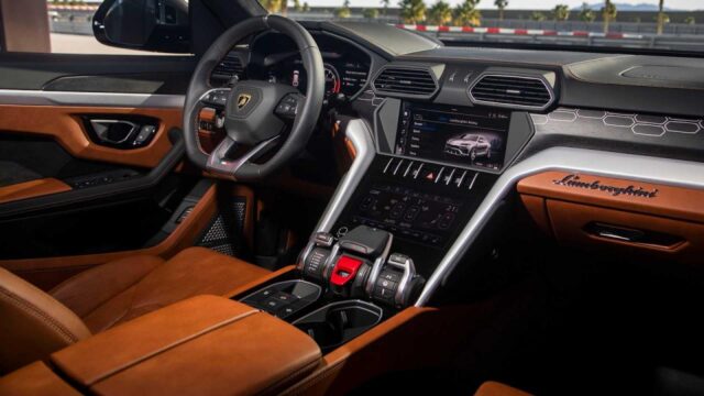 Lamborghini Urus 2023 có tùy chọn ghế da cao cấp.