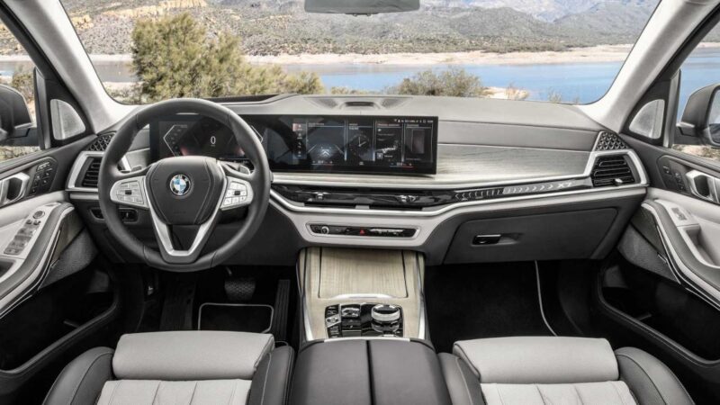 BMW X7 2023 có khoang lái hiện đại hơn.