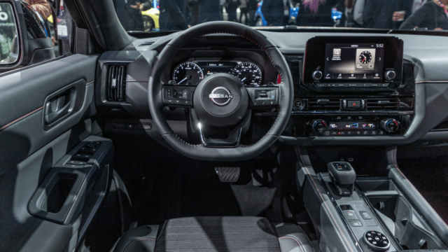 Nissan Pathfinder 2023 có vô-lăng D-Cut.
