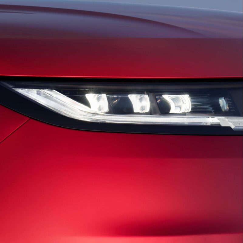 Đèn pha xe Range Rover Sport 2022 ấn tượng.