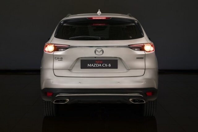Mazda CX-8 2022 với phần đuôi khá gọn gàng.