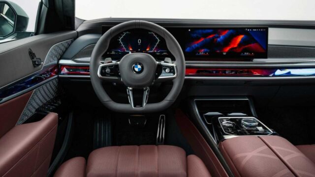 BMW 7-Series 2023 với vô-lăng hiện đại.