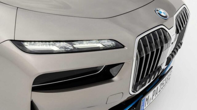 BMW i7 2023 có cụm đèn pha gây tranh cãi.