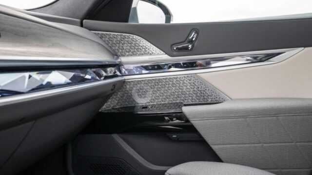 BMW i7 2023 có họa tiết trang trí sắc nét.