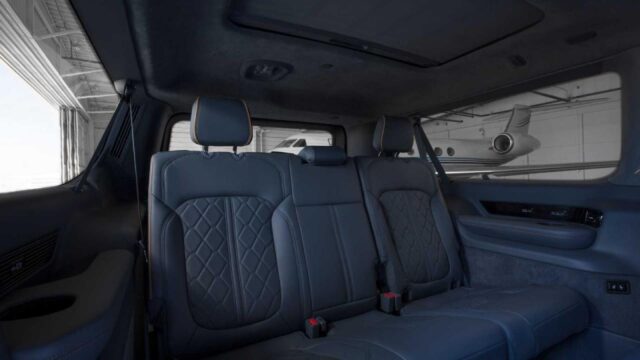 Hàng ghế thứ 3 của Jeep Wagoneer L 2023 rộng rãi.