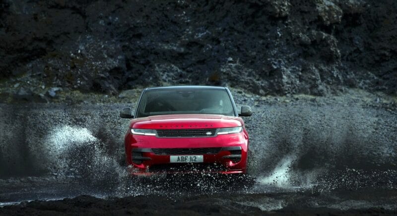 Range Rover Sport 2022 vận hành mạnh mẽ.