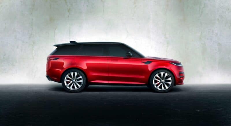 Range Rover Sport 2022 với phần thân xe khỏe khoắn, sang trọng.