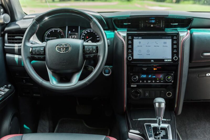 Toyota Fortuner 2023 có khoang lái khá đơn giản.