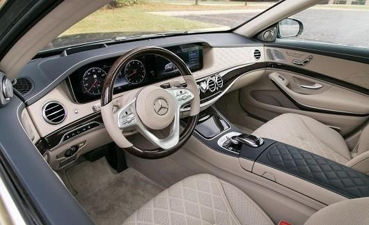 Mercedes-Maybach S560 có khoang lái tiện nghi.