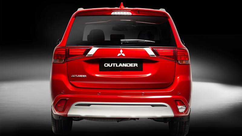 Mitsubishi Outlander 2022 với thiết kế đuôi xe quen thuộc.