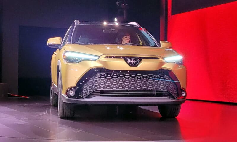 Toyota Corolla Cross 2023 với phần đầu cải tiến.