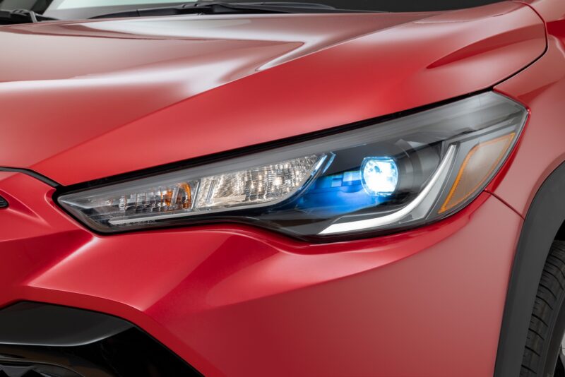 Toyota Corolla Cross 2024 dùng đèn LED. Toyota Corolla Cross 2023 dùng đèn LED.