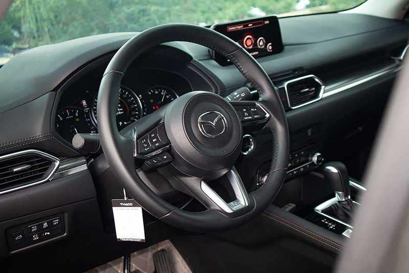 Mazda CX-5 với vô-lăng hiện đại.