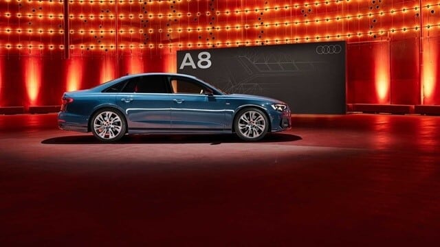 Audi A8 2023 với thân xe dài.