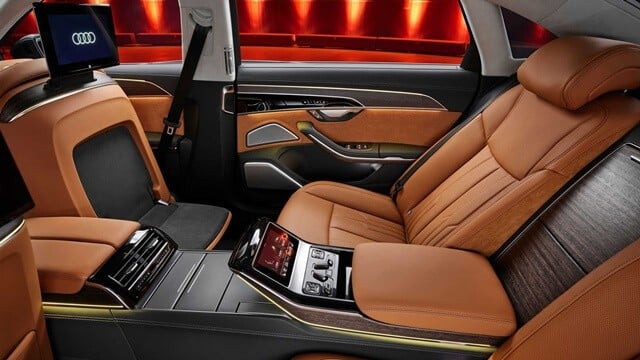 Audi A8 2023 với ghế bọc da cao cấp.