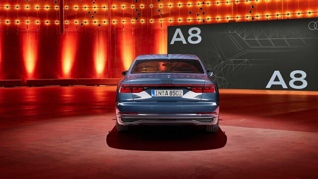 Audi A8 2023 có đèn hậu kéo dài.