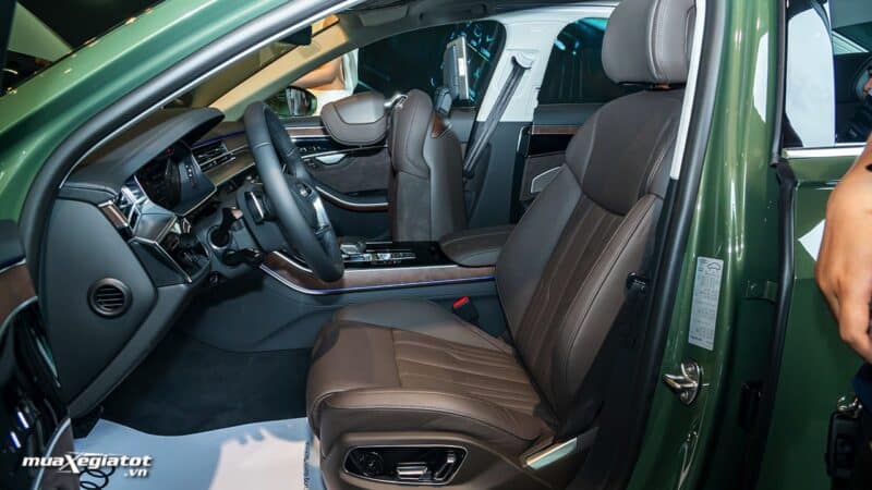 Audi A8L 2022 với ghế da cao cấp.