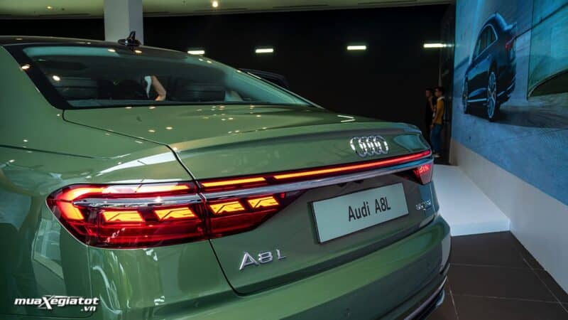 Audi A8L 2022 có đèn hậu hiện đại.