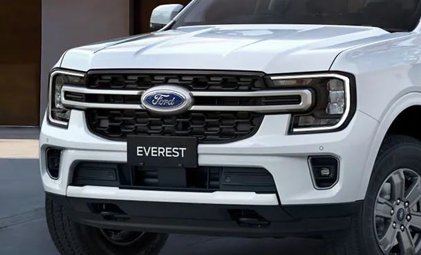 Ford Everest Ambiente 2023 với phần đầu cơ bắp.