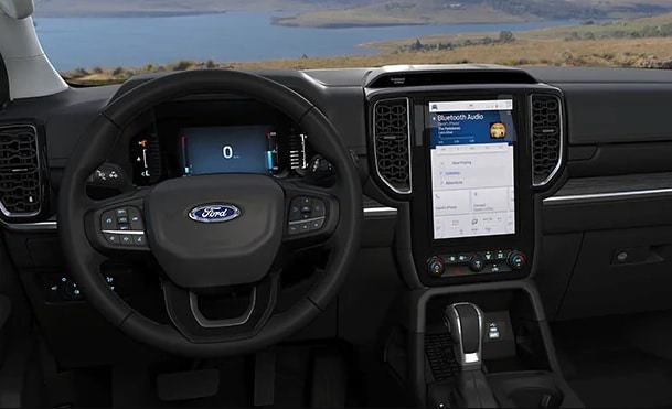 Ford Everest Ambiente 2023 với khoang lái hiện đại.